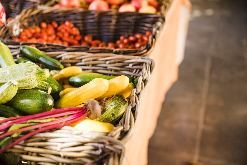 legumes bio savoureux dans un panier en osier a vendre