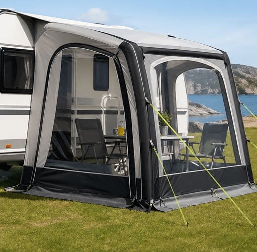 Auvent de caravane avec armature gonflable installé sur un emplacement de camping
